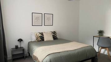 3 bedrooms, desk, iron/ironing board, free WiFi