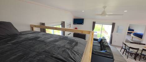 2 habitaciones, escritorio y tabla de planchar con plancha