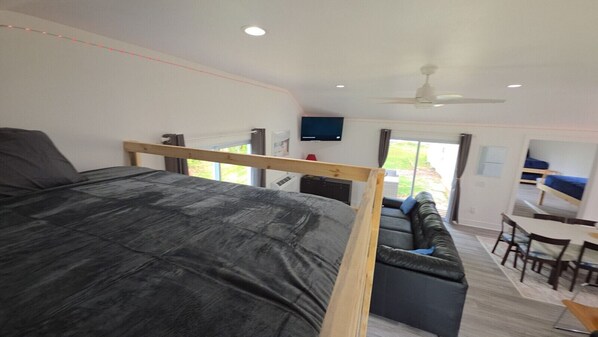 2 habitaciones, escritorio y tabla de planchar con plancha 