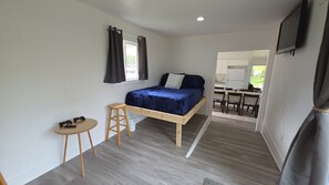 2 habitaciones, escritorio y tabla de planchar con plancha 