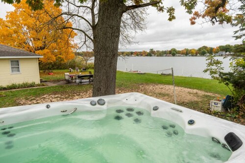 Lakefront Sunshine retreat 3 kings Private Hot tub