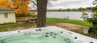 Lakefront Sunshine retreat 3 kings Private Hot tub