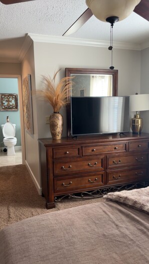 3 makuuhuonetta, työpöytä, silitysrauta/-lauta, ilmainen Wi-Fi