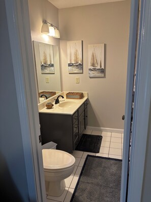 Bañera de hidromasaje, secador de pelo, toallas, jabón