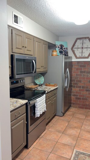 Jääkaappi, mikroaaltouuni, uuni, liesi