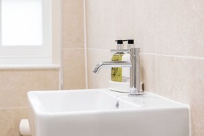 Secadora de cabello, toallas, jabón, papel de baño 