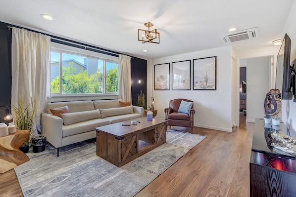 Smart TV, fireplace