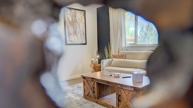 Un salon avec un canapé, une table basse et un tapis.