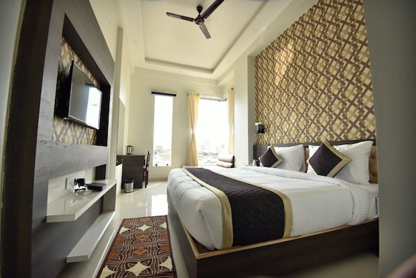 Luxury Double Room | In-room safe, desk, laptop workspace, blackout drapes