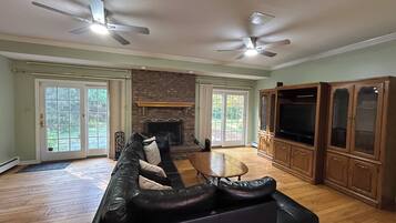 Smart-TV, Kamin, Tischtennisplatte, Drucker