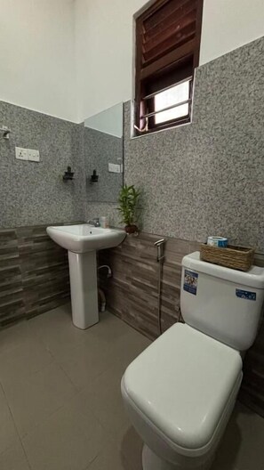 Standard Double Room, Balcony, Garden View | Bathroom | Shower, towels, soap, shampoo