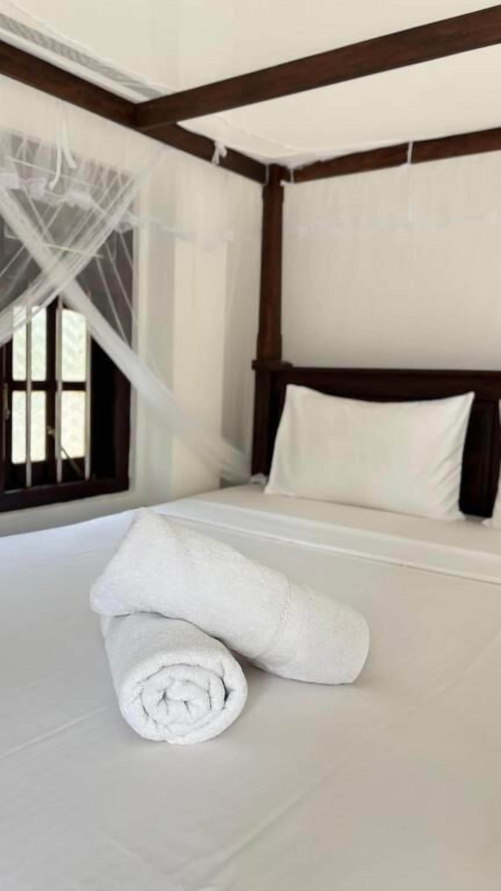 Habitación doble estándar, balcón, vista al jardín | Espacio para trabajar con laptop y wifi gratis 