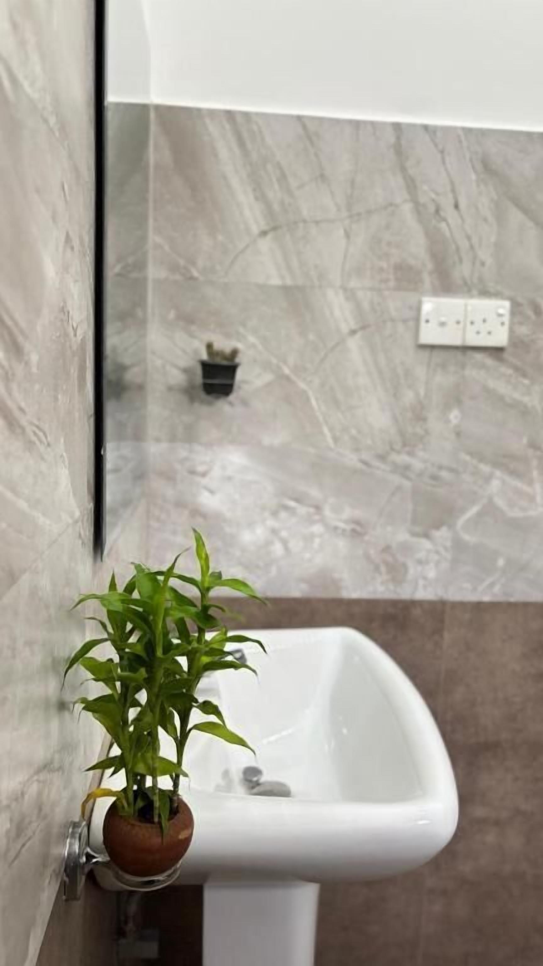 Een douche, handdoeken, zeep, shampoo