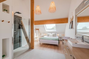 4 bedrooms, iron/ironing board, WiFi, bed sheets