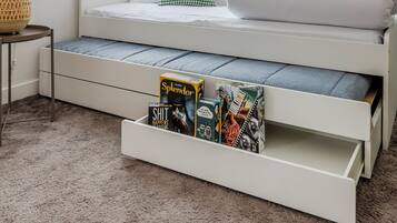 4 bedrooms, iron/ironing board, WiFi, bed sheets