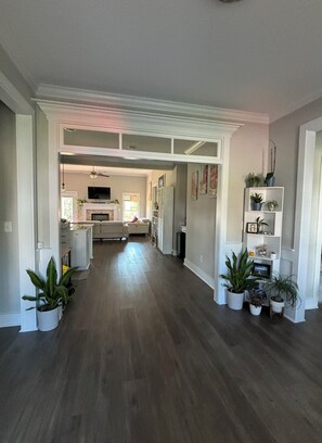 Living area - Delightful 4-bedroom house for your Masters week (Evans)