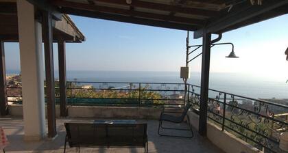 VILLA LETIZIA, detached house surrounded by greenery with panoramic views