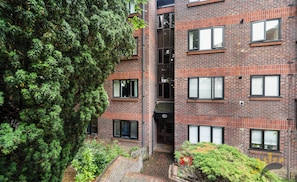 A multi-story brick building with a courtyard. - Walk to Bromley South Station & High Street, Free Parking, Sleeps 4 (Bromley)