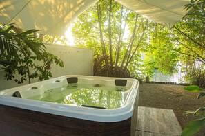 Outdoor spa tub