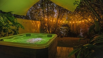 Facciata della struttura - sera/notte