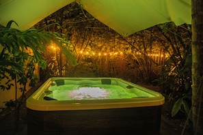 Outdoor spa tub