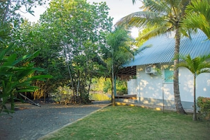 Garden - Water's Edge Villa (Ahangama)