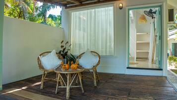 Family Room, 2 Queen Beds, Air conditioning, Lagoon View | Living area