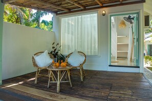 Family Room, 2 Queen Beds, Air conditioning, Lagoon View | Living area | Books