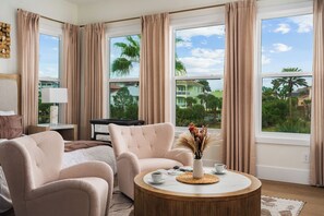 4 chambres, bureau, fer et planche à repasser, lit de bébé portatif