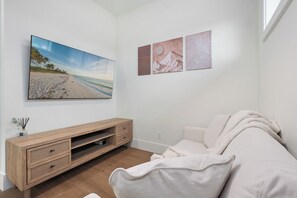 Smart-TV, Tischfußball, Stereoanlage