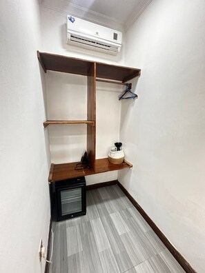 Bangalô luxo, vista para o jardim | Cofres nos quartos, escrivaninha, cortinas blackout