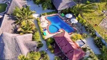Kolam renang outdoor, dengan cabana gratis dan payung kolam renang