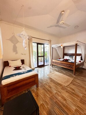 Bungalow familiar, vista al patio, junto a la alberca | Caja de seguridad en la habitación, escritorio y cortinas blackout 