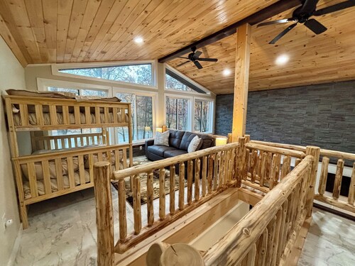 Riverfront Modern Chalet Year Round, Pet Friendly