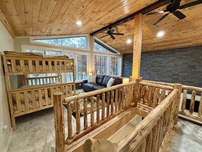 Riverfront Modern Chalet Year Round, Pet Friendly