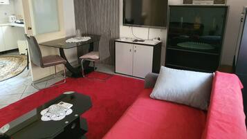 Planxa i posts de planxar, wifi i roba de llit