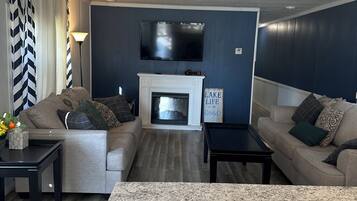 Een televisie en een open haard