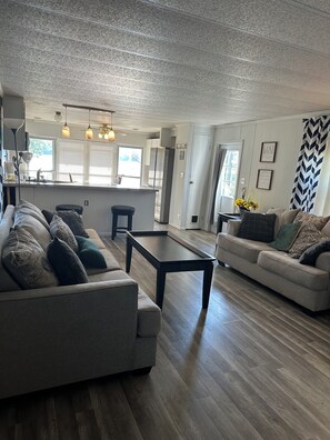 Een televisie en een open haard