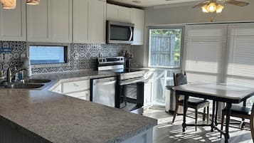 Een koelkast, een magnetron, een oven, een kookplaat