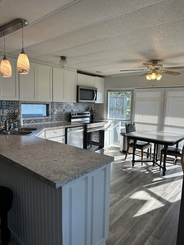 Een koelkast, een magnetron, een oven, een kookplaat