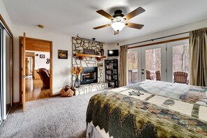 2 bedrooms, iron/ironing board, free WiFi, bed sheets - Dream Weaver Smoky Mountain Cabin, 2bed/2bath w/ Hottub & Mt Views! (Bryson City)