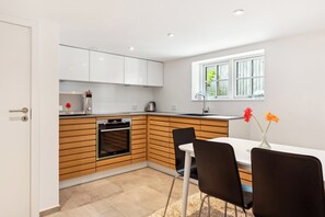 Kühlschrank, Mikrowelle, Ofen, Wasserkocher mit Kaffee-/Teezubehör