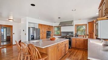 Een magnetron, een oven, een kookplaat, een vaatwasser