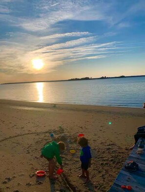 Chaises longues, serviettes de plage