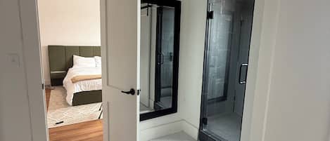 1 室のベッドルーム、デスク、WiFi (無料)、ベッドシーツ