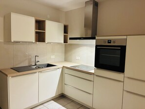 Kjøleskap, ovn, kokeplater og oppvaskmaskin