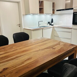 Kjøleskap, ovn, kokeplater og oppvaskmaskin