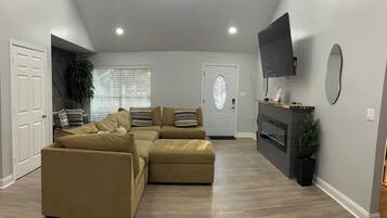 Smart-TV, Kamin, Bücher