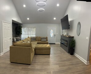 Smart-TV, Kamin, Bücher