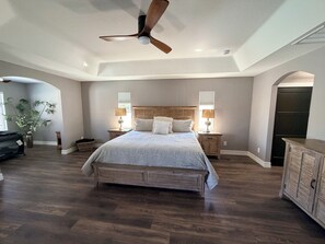 4 bedrooms, desk, iron/ironing board, travel crib - Spacious 4-bedroom house with pool, close to beaches, shopping and restaurants (North Port)